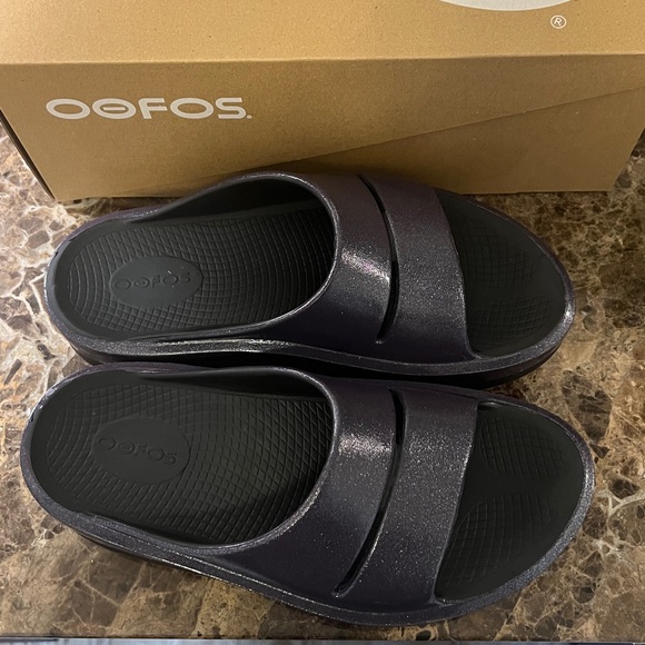 Retired OOFOS OOmega OOahh Sandal in Black and Purple Amethyst - a box included - Picture 10 of 11